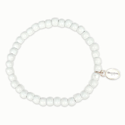 Escapulario Holzperlenarmband in Weiss aus 6mm Holzperlen mit elastischem Band als cleanes minimalistisches Accessoire für Frauen.