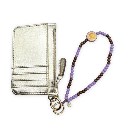 Escapulario kurze Handykette Flieder-Bronze mit zweifarbigen Perlen, Holzpin-Anhänger und Karabiner als elegantes Handyband für Frauen.