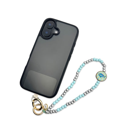Escapulario kurze Handykette Hellblau-Silber mit kühlen Perlen, silberfarbenem Pin und Metallkarabinern als dezentes Handyband für Frauen.