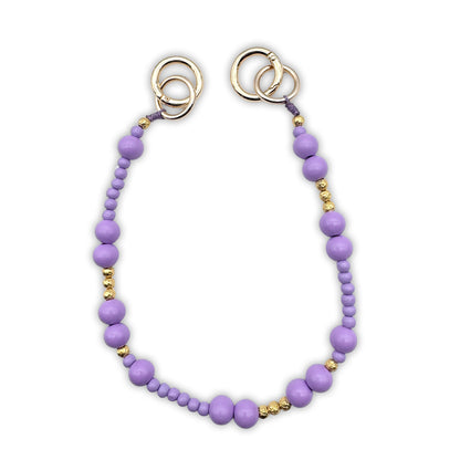 Escapulario kurze Handykette aus Holzperlen in Flieder und Gold als zartes, feminines Handyband für deinen Sommerlook.