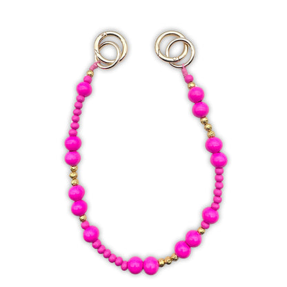 Escapulario kurze Handykette aus Holzperlen in Lipstick-Pink und Gold als kräftig buntes Statement-Piece für dein Handy.