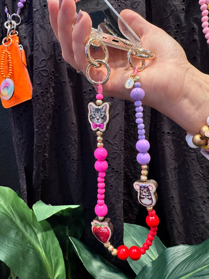 Escapulario kurze Handykette Katze aus Holzperlen mit Katzenmotiv und vergoldeten Details als verspieltes Accessoire für Katzenfans.