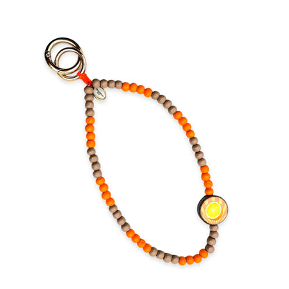 Escapulario kurze Handykette Orange-Cappuccino mit Perlen in Orange und Braun, Holzpin und Karabinern als stylisches Smartphone-Accessoire.