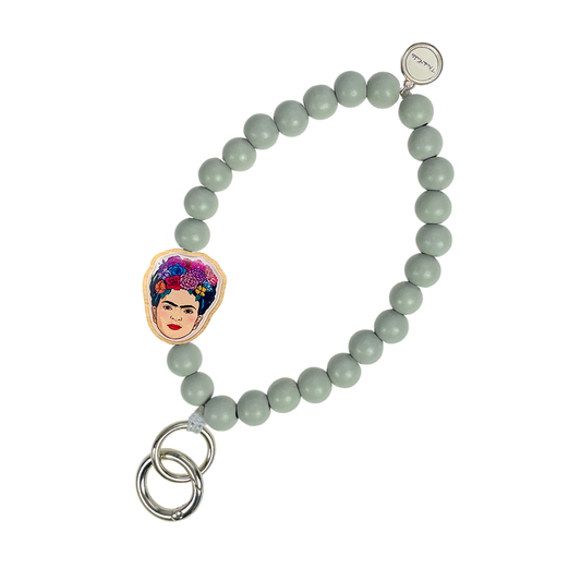 Escapulario Frida Kahlo Schlüsselkette Hellgrau als dezentes künstlerisches Accessoire für den Alltag eine besondere Geschenkidee für Damen.