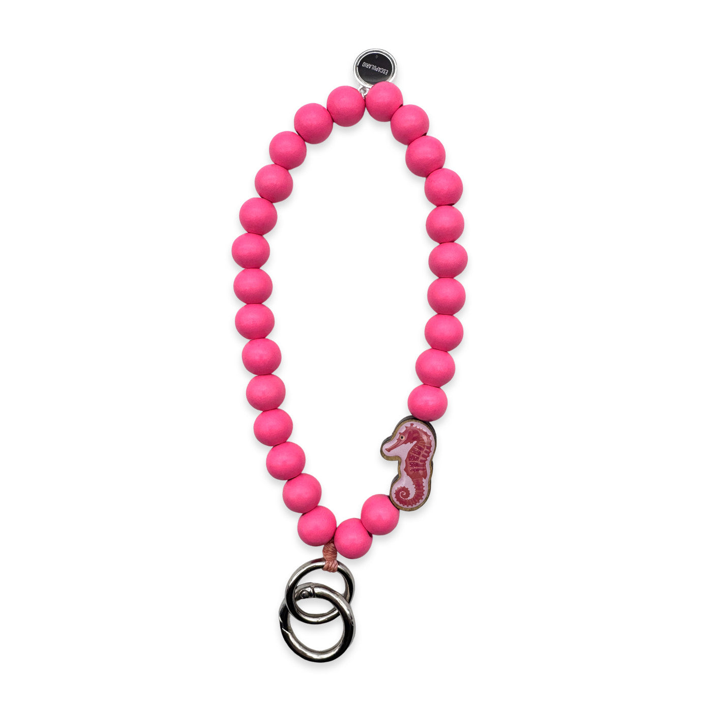 Escapulario Schlüsselkette in Lipstick-Pink mit filigranem Seepferdchen-Pin aus Holz und glänzendem Karabiner, ideal für Meeresliebhaberinnen und Strand-Diven.