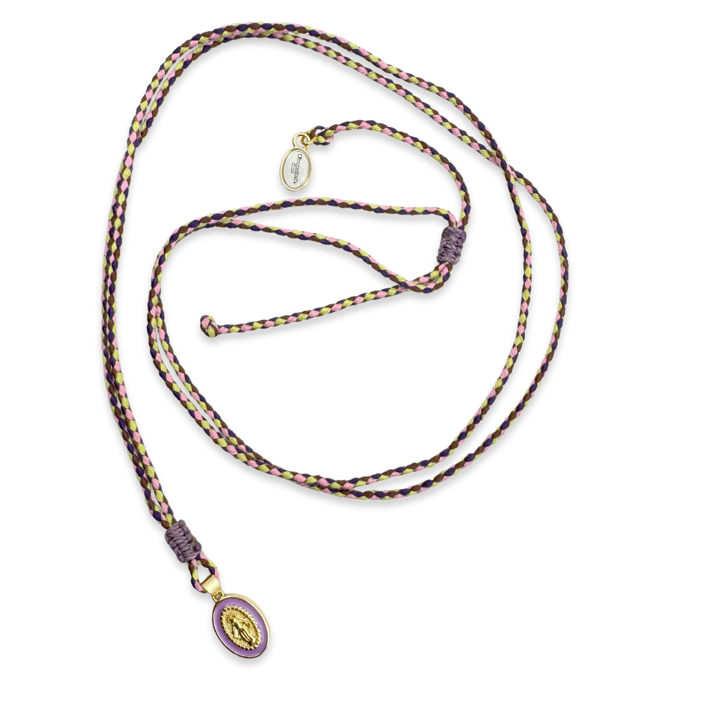 Escapulario Stringkette mit Madonna Anhänger in Flieder aus Baumwollstring mit goldenem Messinganhänger als femininer Halsschmuck für modebewusste Damen.