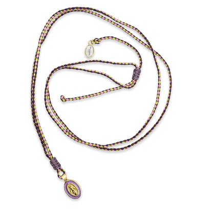 Escapulario Stringkette mit Madonna Anhänger in Flieder aus Baumwollstring mit goldenem Messinganhänger als femininer Halsschmuck für modebewusste Damen.