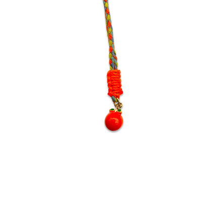 Escapulario String Halskette mit Keramikanhänger Orange aus Keramik und Schnur als fruchtig buntes Accessoire für deinen Sommerlook.