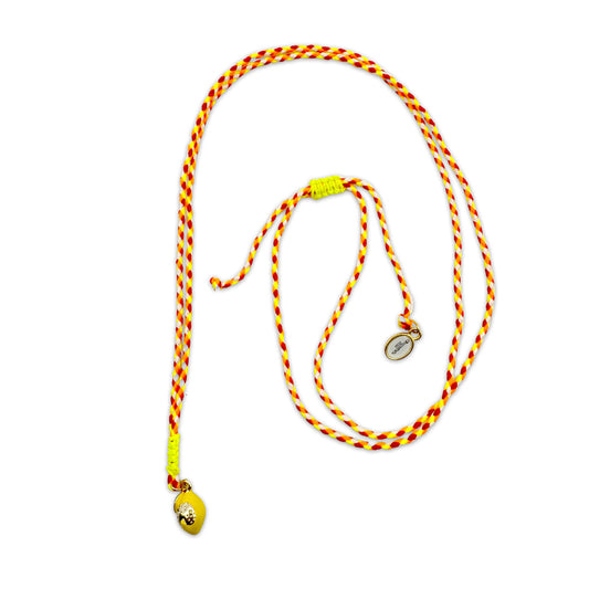 Escapulario String Halskette mit Keramikanhänger Zitrone aus Keramik und Schnur als frisches Zitrus Accessoire für deinen Sommerlook.