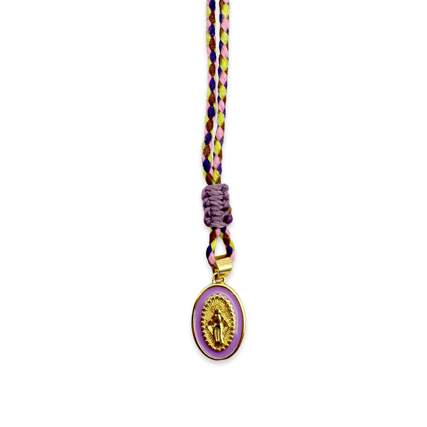 Escapulario Stringkette mit Madonna Anhänger in Flieder aus Baumwollstring mit goldenem Messinganhänger als femininer Halsschmuck für modebewusste Damen.