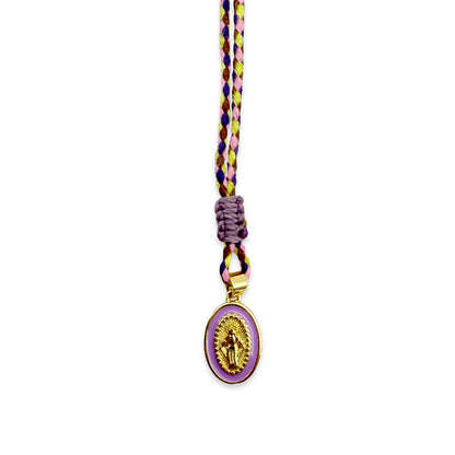 Escapulario Stringkette mit Madonna Anhänger in Flieder aus Baumwollstring mit goldenem Messinganhänger als femininer Halsschmuck für modebewusste Damen.