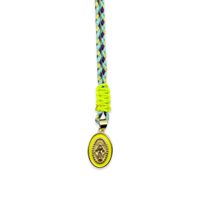 Escapulario Stringkette mit Madonna Anhänger in Lemon aus geflochtener Baumwolle mit emailliertem Messinganhänger als frisches Sommer Accessoire für modebewusste Frauen.