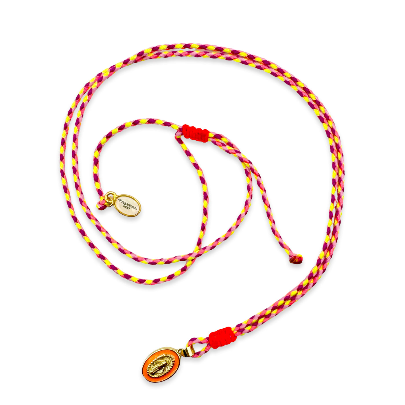 Escapulario Stringkette mit Madonna Anhänger in Orange aus geflochtener Baumwolle mit emailliertem Messinganhänger als buntes Sommer Accessoire für Frauen.