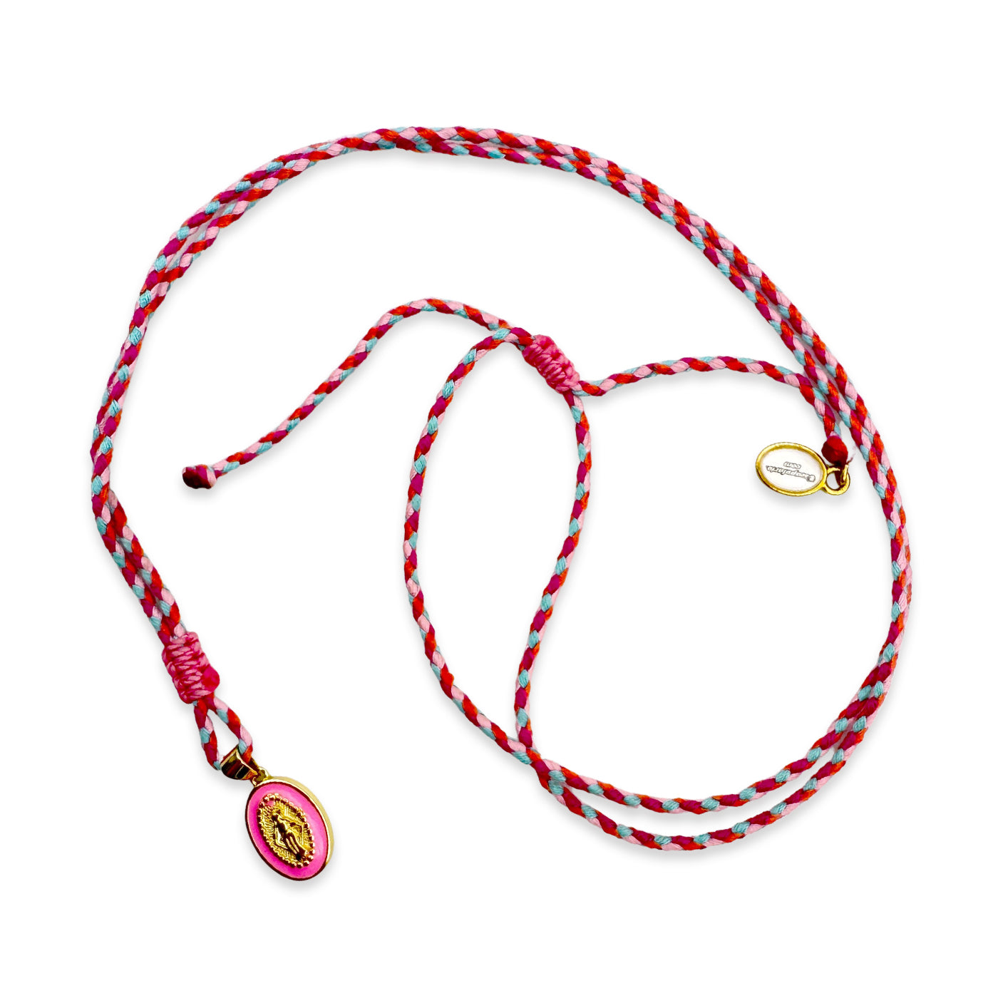 Escapulario Stringkette mit Madonna Anhänger in Rosa aus Baumwollstring mit goldenem Messinganhänger als romantischer Halsschmuck für modebewusste Damen.
