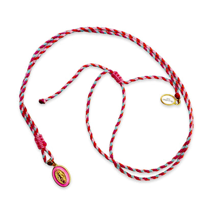 Escapulario Stringkette mit Madonna Anhänger in Rosa aus Baumwollstring mit goldenem Messinganhänger als romantischer Halsschmuck für modebewusste Damen.