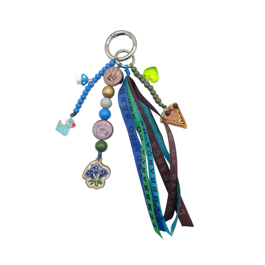Escapulario Taschenanhänger Alpen mit Bonfim Glücksbringern als bunter alpiner Glücksbringer Bagcharm für Handtaschen und Taschen für Damen.