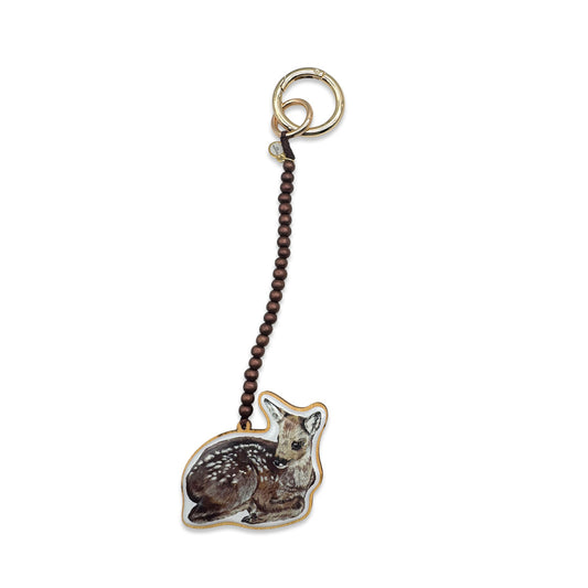 Escapulario Taschenanhänger Bambi als niedlicher verspielter Bagcharm für Taschen und Handtaschen als tierisches Accessoire für Frauen.