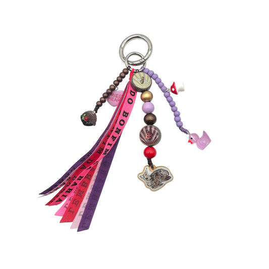 Escapulario Taschenanhänger mit Bonfim Glücksbringer Wald und Wiese als naturnahes farbenfroher Bagcharm für Taschen und Handtaschen für Frauen.