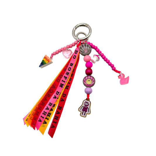 Escapulario Taschenanhänger Roboter mit Bonfim Glücksbringern ein einzigartiger Bagcharm für Handtaschen als außergewöhnliches Geschenk für Frauen.
