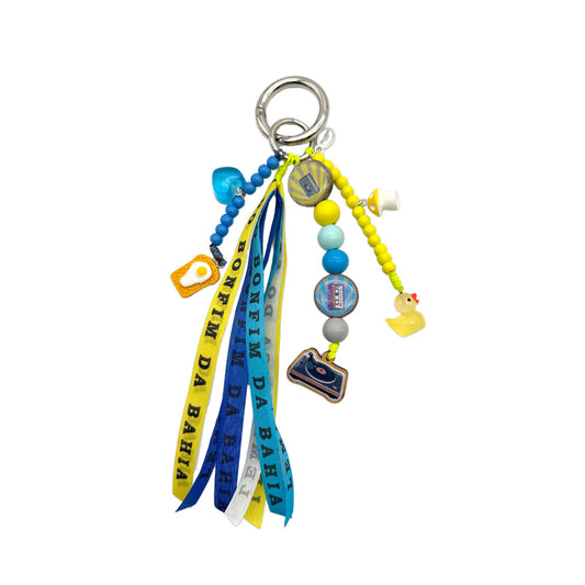 Escapulario Taschenanhänger Disco mit Bonfim Glücksbringern als glitzernder Bagcharm für Handtaschen perfekt als Geschenk für feierwütige Damen.