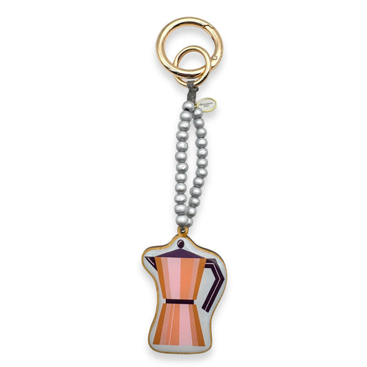 Escapulario Taschenanhänger Mokkakanne als charmanter Bagcharm für Handtaschen und Taschen als einzigartiges Accessoire für Kaffeeliebhaberinnen.