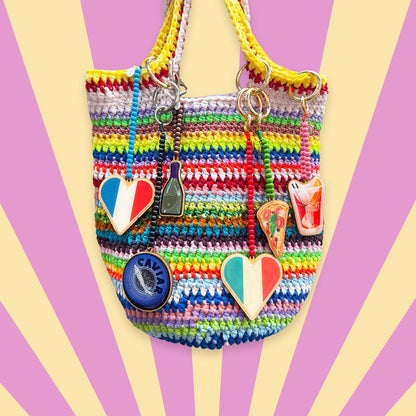 Escapulario Taschenanhänger Champagnerflasche als verspielter festlicher Bagcharm für Taschen und Handtaschen als einzigartiges Accessoire für Damen.