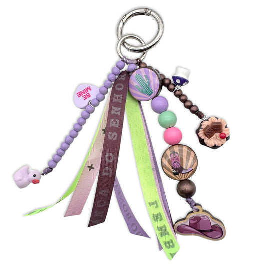 Escapulario Taschenanhänger Cowgirl mit Bonfim Glücksbringern als stylisches Western-Accessoire für Taschen und Handtaschen.