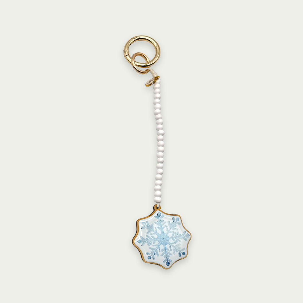 Escapulario Taschenanhänger Eiskristall als funkelnder winterlicher Bagcharm für Handtaschen und Taschen ein besonderes Accessoire für modebewusste Frauen.