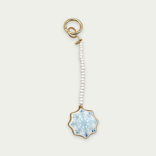 Escapulario Taschenanhänger Eiskristall als funkelnder winterlicher Bagcharm für Handtaschen und Taschen ein besonderes Accessoire für modebewusste Frauen.