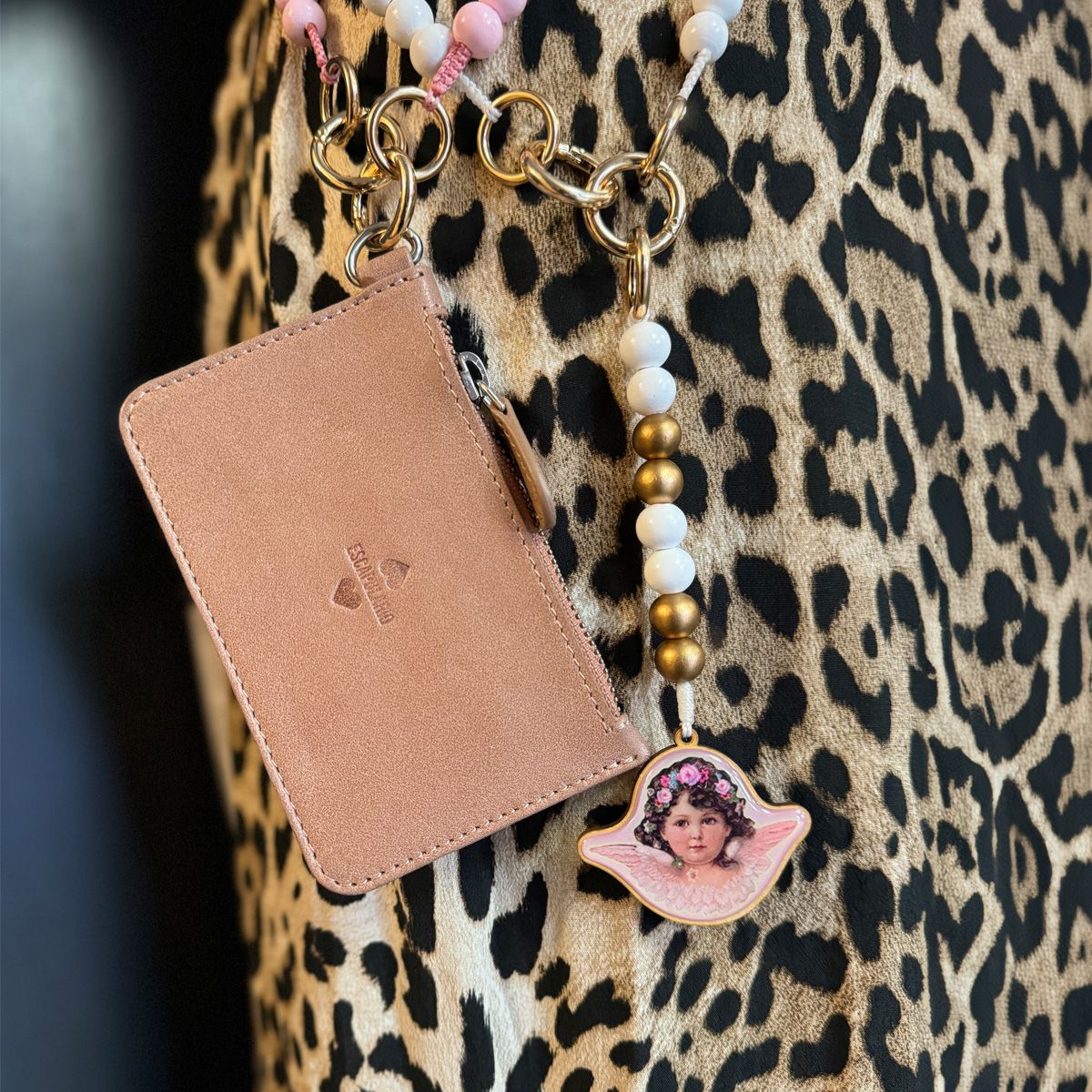 Escapulario Taschenanhänger Engel als spiritueller Bagcharm für Handtaschen und Taschen als besonderes Accessoire für Damen.