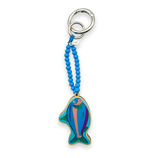 Escapulario Taschenanhänger Fisch als verspielter maritimer Bagcharm für Taschen und Handtaschen als sommerliches Accessoire für Damen.