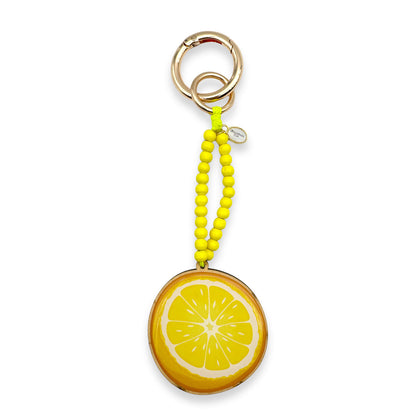 Escapulario Taschenanhänger Zitrone als frischer gelber Bagcharm für Handtaschen und Taschen als sommerliches Accessoire für Damen.