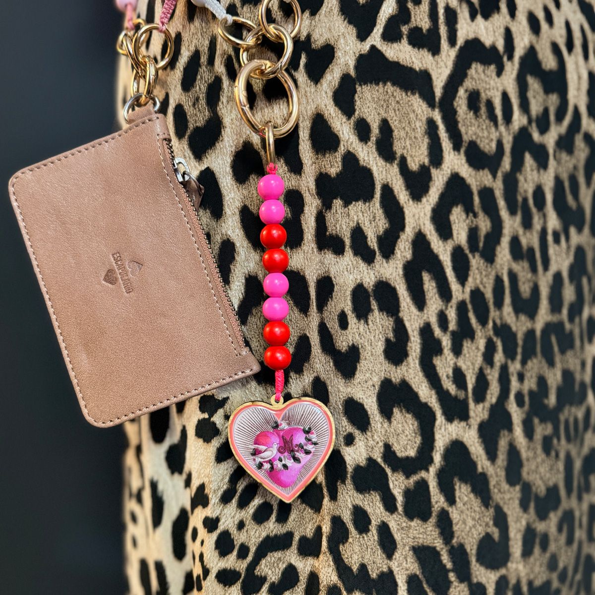 Escapulario Taschenanhänger Herz als romantischer Bagcharm für Taschen und Handtaschen – ein liebevolles Accessoire für Frauen.
