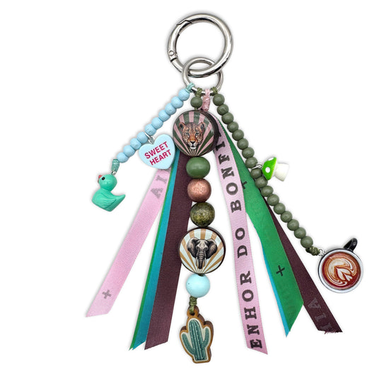 Escapulario Taschenanhänger Kaktus mit Bonfim Glücksbringern als verspieltes Accessoire für Taschen und Handtaschen.