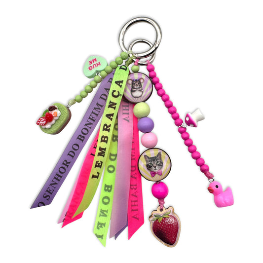 Escapulario Taschenanhänger Katze mit Bonfim Glücksbringern als verspieltes Accessoire für Taschen und Handtaschen.