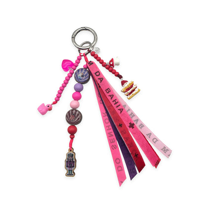 Escapulario Taschenanhänger Nussknacker mit Bonfim Glücksbringern als festlicher Glücksbringer Bagcharm für Taschen und Handtaschen für Frauen.