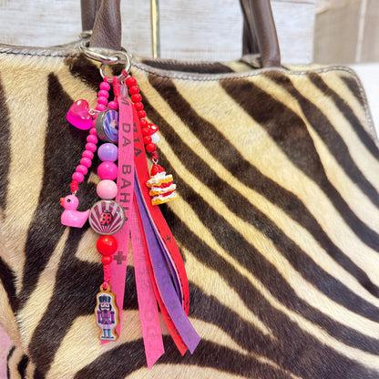 Escapulario Taschenanhänger Nussknacker mit Bonfim Glücksbringern als festlicher Glücksbringer Bagcharm für Taschen und Handtaschen für Frauen.