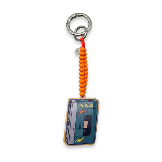 Escapulario Taschenanhänger Walkman als nostalgischer Retro Bagcharm für Taschen und Handtaschen als cooles Musik Accessoire für Frauen.
