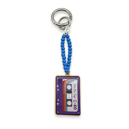 Escapulario Taschenanhänger Retro Kassette als nostalgischer Bagcharm für Taschen und Handtaschen als verspieltes Retro Accessoire für Damen.