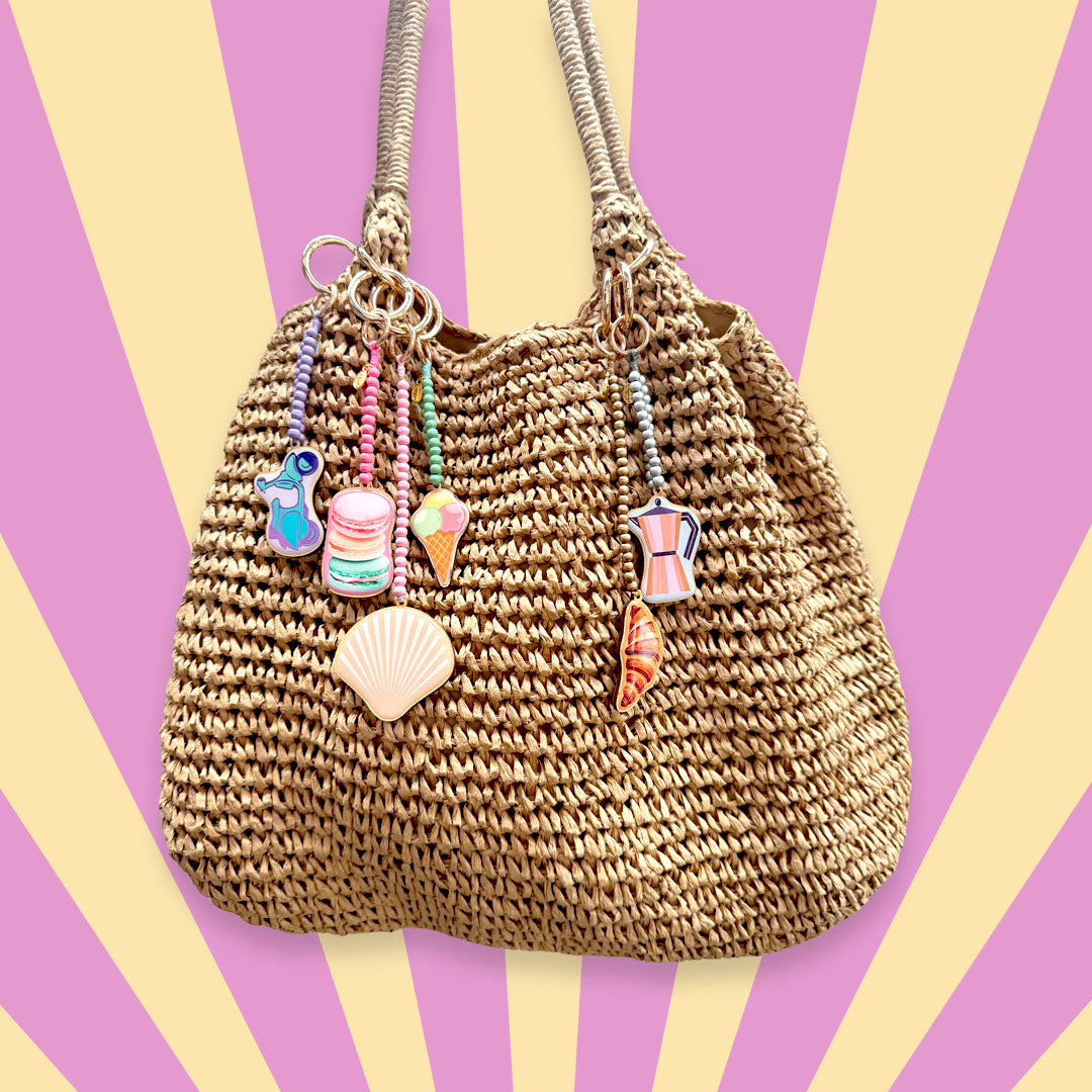 Escapulario Taschenanhänger Roller als witziger bunter Bagcharm für Handtaschen und Taschen als cooles Accessoire für Frauen.