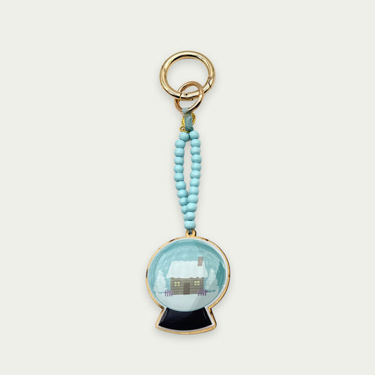Escapulario Taschenanhänger Schneekugel als winterlicher verspielter Bagcharm für Handtaschen und Taschen als einzigartiges Accessoire für Damen.