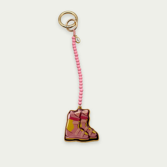 Escapulario Taschenanhänger Skischuh als witziger winterlicher Bagcharm für Taschen und Handtaschen als sportliches Accessoire für Damen.