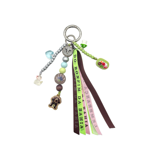 Escapulario Taschenanhänger Wackeldackel mit Bonfim Glücksbringern als verspieltes Glücksbringer Accessoire für Taschen und Handtaschen.