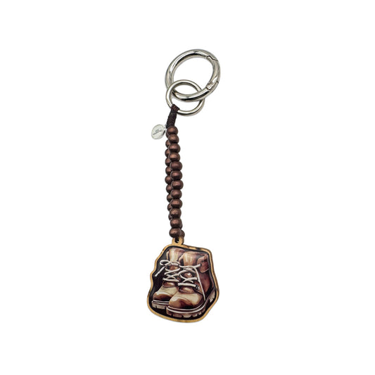 Escapulario Taschenanhänger Wanderstiefel als verspielter Bagcharm für Taschen und Handtaschen das perfekte Geschenk für naturliebende Frauen.