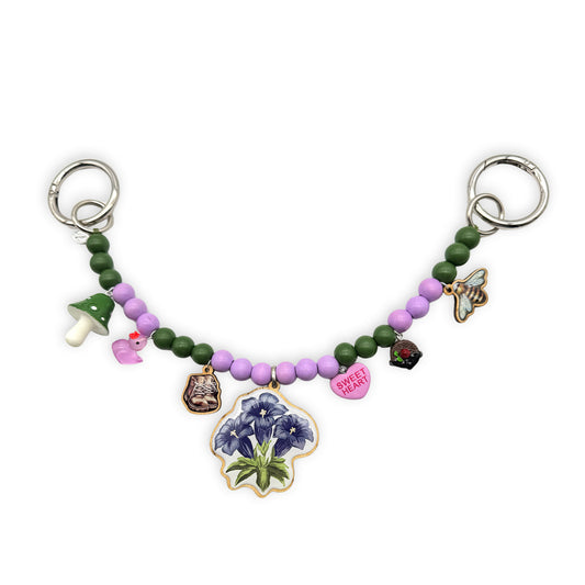 Escapulario Taschenkette Alpine Love als charmante alpine Taschenkette für Taschen und Handtaschen das perfekte Geschenk für Frauen die die Berge lieben.