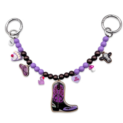 Escapulario Taschenkette Cowgirl mit Hut- und Stiefelmotiv, Holzperlen und Metallkette als Western-Accessoire für stilbewusste Damen.