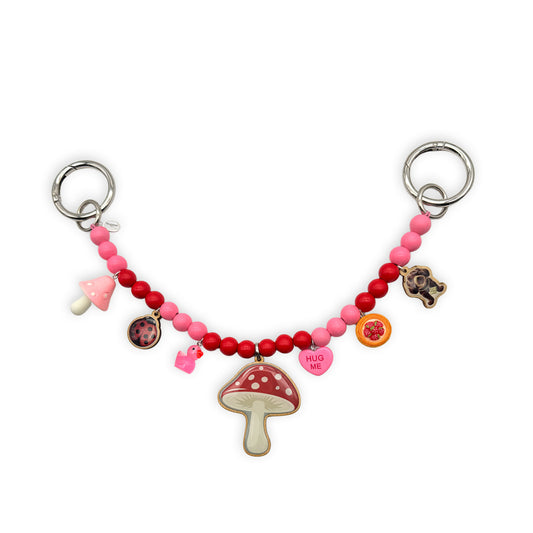 Escapulario Taschenkette Lucky Shroom als verspielter Pilz Charm als Accessoire für Taschen und Handtaschen.