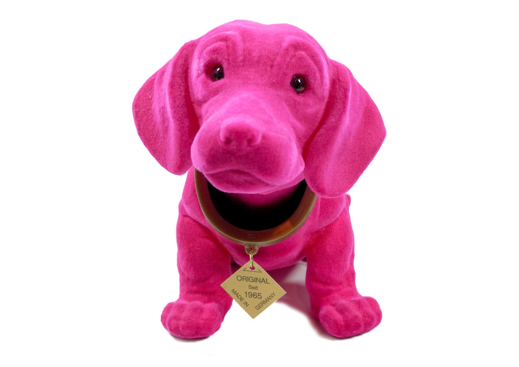 Escapulario Original Wackeldackel Groß Pink Flock als auffälliges pinkes Autozubehör fürs Armaturenbrett als lebhafte Retro Deko und Geschenk für Autoliebhaber.