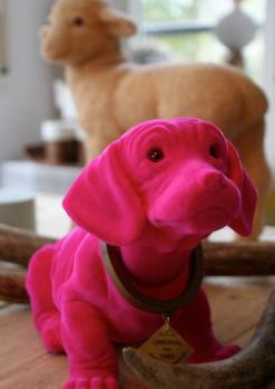 Escapulario Original Wackeldackel Groß Pink Flock als auffälliges pinkes Autozubehör fürs Armaturenbrett als lebhafte Retro Deko und Geschenk für Autoliebhaber.
