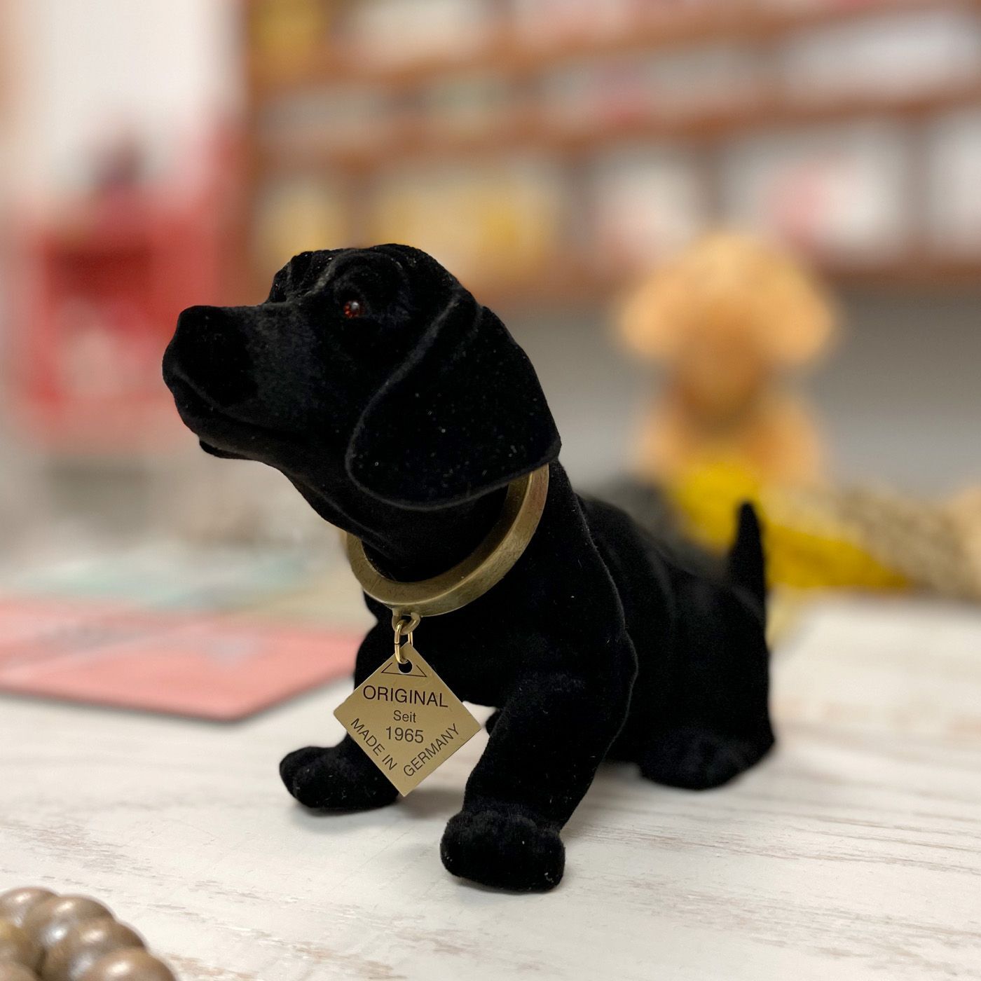 Escapulario Original Wackeldackel Klein Schwarz Flock als stilvolles Autozubehör für die Heckablage als coole Retro Deko und Geschenk für Autoliebhaber.